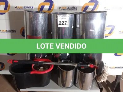 LOTE 227 - 03 LIXEIRAS EM INOX E 01 KIT BALDE E ESCOVÃO. (NO ESTADO) ATENÇÃO! FAZER A VISITAÇÃO ANTES DE ARREMATAR, NÃO SABEMOS SE FUNCIONA. LEILÃO NÃO TEM GARANTIA E NEM DEVOLUÇÃO, SUJEITO A POSSÍVEIS AVARIAS VISÍVEIS/OCULTAS E/OU AUSÊNCIA DE COMPONENTES.