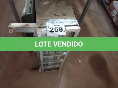 LOTE 259 - 01 PORTA DE ROLAR DE FERRO. (NO ESTADO) ATENÇÃO! FAZER A VISITAÇÃO ANTES DE ARREMATAR, NÃO SABEMOS SE FUNCIONA. LEILÃO NÃO TEM GARANTIA E NEM DEVOLUÇÃO, SUJEITO A POSSÍVEIS AVARIAS VISÍVEIS/OCULTAS E/OU AUSÊNCIA DE COMPONENTES.