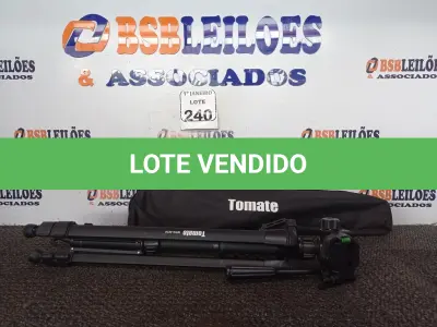 LOTE 240 - 01 TRIPÉ PARA CÂMERA TOMATE MTG-3016. (NO ESTADO) ATENÇÃO! FAZER A VISITAÇÃO ANTES DE ARREMATAR, NÃO SABEMOS SE FUNCIONA. LEILÃO NÃO TEM GARANTIA E NEM DEVOLUÇÃO, SUJEITO A POSSÍVEIS AVARIAS VISÍVEIS/OCULTAS E/OU AUSÊNCIA DE COMPONENTES.