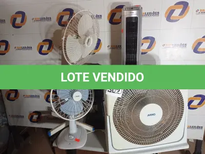 LOTE 302 - 05 VENTILADORES MARCAS E MODELOS DIVERSOS. (NO ESTADO) ATENÇÃO! FAZER A VISITAÇÃO ANTES DE ARREMATAR, NÃO SABEMOS SE FUNCIONA. LEILÃO NÃO TEM GARANTIA E NEM DEVOLUÇÃO, SUJEITO A POSSÍVEIS AVARIAS VISÍVEIS/OCULTAS E/OU AUSÊNCIA DE COMPONENTES.
