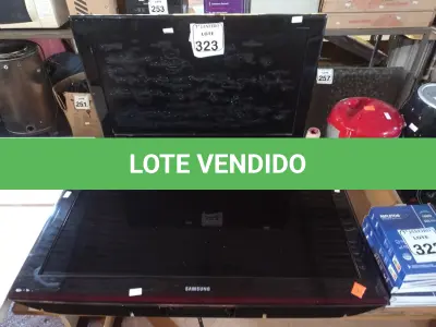 LOTE 323 - 02 TV'S 32” E 40” MARCA SAMSUNG. (NO ESTADO) ATENÇÃO! FAZER A VISITAÇÃO ANTES DE ARREMATAR, NÃO SABEMOS SE FUNCIONA. LEILÃO NÃO TEM GARANTIA E NEM DEVOLUÇÃO, SUJEITO A POSSÍVEIS AVARIAS VISÍVEIS/OCULTAS E/OU AUSÊNCIA DE COMPONENTES.