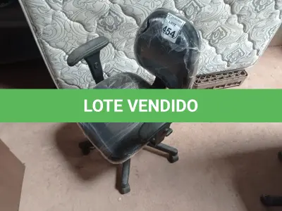 LOTE 454 - 01 CADEIRA GIRATÓRIA ESTOFADA NA COR PRETA. (NO ESTADO) ATENÇÃO! FAZER A VISITAÇÃO ANTES DE ARREMATAR, NÃO SABEMOS SE FUNCIONA. LEILÃO NÃO TEM GARANTIA E NEM DEVOLUÇÃO, SUJEITO A POSSÍVEIS AVARIAS VISÍVEIS/OCULTAS E/OU AUSÊNCIA DE COMPONENTES.