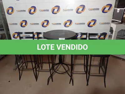 LOTE 481 - 01 MESA BISTRÔ C/04 BANQUETAS. (NO ESTADO) ATENÇÃO! FAZER A VISITAÇÃO ANTES DE ARREMATAR, NÃO SABEMOS SE FUNCIONA. LEILÃO NÃO TEM GARANTIA E NEM DEVOLUÇÃO, SUJEITO A POSSÍVEIS AVARIAS VISÍVEIS/OCULTAS E/OU AUSÊNCIA DE COMPONENTES.