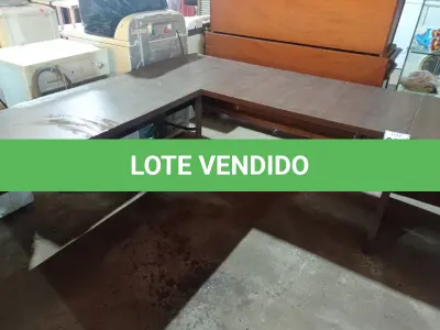 LOTE 010 - 01 MESA EM L DE CANTO EM MADEIRA. (NO ESTADO) ATENÇÃO! FAZER A VISITAÇÃO ANTES DE ARREMATAR, NÃO SABEMOS SE FUNCIONA. LEILÃO NÃO TEM GARANTIA E NEM DEVOLUÇÃO, SUJEITO A POSSÍVEIS AVARIAS VISÍVEIS/OCULTAS E/OU AUSÊNCIA DE COMPONENTES.