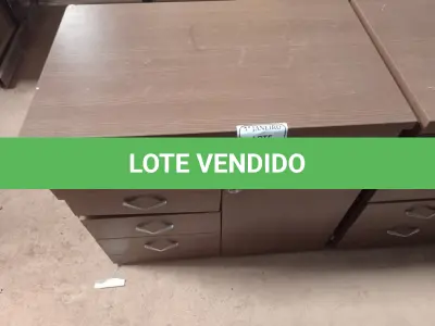 LOTE 456 - 01 ARMÁRIO BAIXO NA COR MARROM C/01 PORTA E 04 GAVETAS. (NO ESTADO) ATENÇÃO! FAZER A VISITAÇÃO ANTES DE ARREMATAR, NÃO SABEMOS SE FUNCIONA. LEILÃO NÃO TEM GARANTIA E NEM DEVOLUÇÃO, SUJEITO A POSSÍVEIS AVARIAS VISÍVEIS/OCULTAS E/OU AUSÊNCIA DE COMPONENTES.