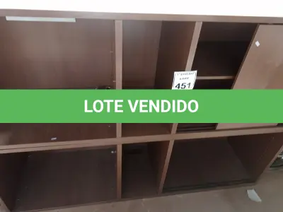 LOTE 451 - 01 ARMÁRIO BAIXO EM MADEIRA NA COR MARROM INCOMPLETO. (NO ESTADO) ATENÇÃO! FAZER A VISITAÇÃO ANTES DE ARREMATAR, NÃO SABEMOS SE FUNCIONA. LEILÃO NÃO TEM GARANTIA E NEM DEVOLUÇÃO, SUJEITO A POSSÍVEIS AVARIAS VISÍVEIS/OCULTAS E/OU AUSÊNCIA DE COMPONENTES.