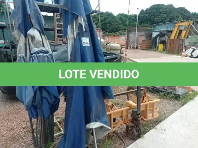 LOTE 549 - 01 OMBRELONE EM ALUMÍNIO C/LONA E C/BASE DE FERRO. (NO ESTADO) ATENÇÃO! FAZER A VISITAÇÃO ANTES DE ARREMATAR, NÃO SABEMOS SE FUNCIONA. LEILÃO NÃO TEM GARANTIA E NEM DEVOLUÇÃO, SUJEITO A POSSÍVEIS AVARIAS VISÍVEIS/OCULTAS E/OU AUSÊNCIA DE COMPONENTES.