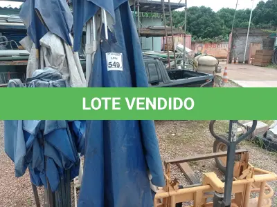 LOTE 549 - 01 OMBRELONE EM ALUMÍNIO C/LONA E C/BASE DE FERRO. (NO ESTADO) ATENÇÃO! FAZER A VISITAÇÃO ANTES DE ARREMATAR, NÃO SABEMOS SE FUNCIONA. LEILÃO NÃO TEM GARANTIA E NEM DEVOLUÇÃO, SUJEITO A POSSÍVEIS AVARIAS VISÍVEIS/OCULTAS E/OU AUSÊNCIA DE COMPONENTES.