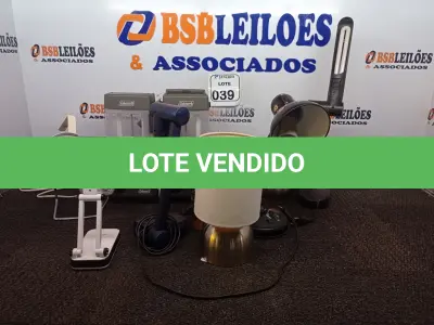 LOTE 039 - 01 LOTE C/VÁRIAS LUMINÁRIAS DE MESA. (NO ESTADO) ATENÇÃO! FAZER A VISITAÇÃO ANTES DE ARREMATAR, NÃO SABEMOS SE FUNCIONA. LEILÃO NÃO TEM GARANTIA E NEM DEVOLUÇÃO, SUJEITO A POSSÍVEIS AVARIAS VISÍVEIS/OCULTAS E/OU AUSÊNCIA DE COMPONENTES.