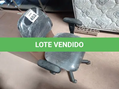 LOTE 453 - 01 CADEIRA GIRATÓRIA ESTOFADA NA COR PRETA. (NO ESTADO) ATENÇÃO! FAZER A VISITAÇÃO ANTES DE ARREMATAR, NÃO SABEMOS SE FUNCIONA. LEILÃO NÃO TEM GARANTIA E NEM DEVOLUÇÃO, SUJEITO A POSSÍVEIS AVARIAS VISÍVEIS/OCULTAS E/OU AUSÊNCIA DE COMPONENTES.