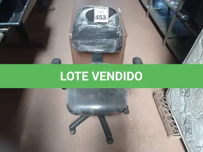 LOTE 453 - 01 CADEIRA GIRATÓRIA ESTOFADA NA COR PRETA. (NO ESTADO) ATENÇÃO! FAZER A VISITAÇÃO ANTES DE ARREMATAR, NÃO SABEMOS SE FUNCIONA. LEILÃO NÃO TEM GARANTIA E NEM DEVOLUÇÃO, SUJEITO A POSSÍVEIS AVARIAS VISÍVEIS/OCULTAS E/OU AUSÊNCIA DE COMPONENTES.