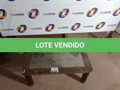 LOTE 546 - 01 MESA DE CENTRO BASE EM MADEIRA E TAMPO DE VIDRO. (NO ESTADO) ATENÇÃO! FAZER A VISITAÇÃO ANTES DE ARREMATAR, NÃO SABEMOS SE FUNCIONA. LEILÃO NÃO TEM GARANTIA E NEM DEVOLUÇÃO, SUJEITO A POSSÍVEIS AVARIAS VISÍVEIS/OCULTAS E/OU AUSÊNCIA DE COMPONENTES.