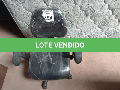 LOTE 454 - 01 CADEIRA GIRATÓRIA ESTOFADA NA COR PRETA. (NO ESTADO) ATENÇÃO! FAZER A VISITAÇÃO ANTES DE ARREMATAR, NÃO SABEMOS SE FUNCIONA. LEILÃO NÃO TEM GARANTIA E NEM DEVOLUÇÃO, SUJEITO A POSSÍVEIS AVARIAS VISÍVEIS/OCULTAS E/OU AUSÊNCIA DE COMPONENTES.
