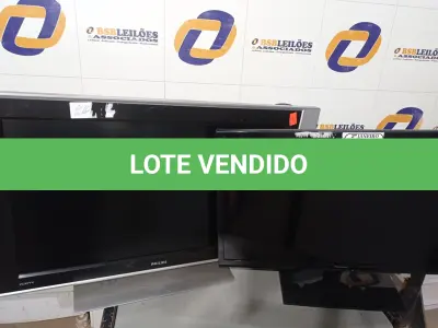 LOTE 090 - 02 TV'S  32” MARCAS PHILIPS  E PANASONIC. (NO ESTADO) ATENÇÃO! FAZER A VISITAÇÃO ANTES DE ARREMATAR, NÃO SABEMOS SE FUNCIONA. LEILÃO NÃO TEM GARANTIA E NEM DEVOLUÇÃO, SUJEITO A POSSÍVEIS AVARIAS VISÍVEIS/OCULTAS E/OU AUSÊNCIA DE COMPONENTES.