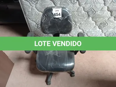 LOTE 454 - 01 CADEIRA GIRATÓRIA ESTOFADA NA COR PRETA. (NO ESTADO) ATENÇÃO! FAZER A VISITAÇÃO ANTES DE ARREMATAR, NÃO SABEMOS SE FUNCIONA. LEILÃO NÃO TEM GARANTIA E NEM DEVOLUÇÃO, SUJEITO A POSSÍVEIS AVARIAS VISÍVEIS/OCULTAS E/OU AUSÊNCIA DE COMPONENTES.