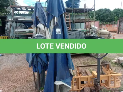 LOTE 549 - 01 OMBRELONE EM ALUMÍNIO C/LONA E C/BASE DE FERRO. (NO ESTADO) ATENÇÃO! FAZER A VISITAÇÃO ANTES DE ARREMATAR, NÃO SABEMOS SE FUNCIONA. LEILÃO NÃO TEM GARANTIA E NEM DEVOLUÇÃO, SUJEITO A POSSÍVEIS AVARIAS VISÍVEIS/OCULTAS E/OU AUSÊNCIA DE COMPONENTES.