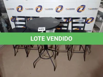LOTE 525 - 01 MESA BISTRÔ C/04 BAQUETAS. (NO ESTADO) ATENÇÃO! FAZER A VISITAÇÃO ANTES DE ARREMATAR, NÃO SABEMOS SE FUNCIONA. LEILÃO NÃO TEM GARANTIA E NEM DEVOLUÇÃO, SUJEITO A POSSÍVEIS AVARIAS VISÍVEIS/OCULTAS E/OU AUSÊNCIA DE COMPONENTES.