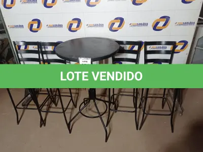 LOTE 472 - 01 MESA BISTRÔ C/04 BANQUETAS. (NO ESTADO) ATENÇÃO! FAZER A VISITAÇÃO ANTES DE ARREMATAR, NÃO SABEMOS SE FUNCIONA. LEILÃO NÃO TEM GARANTIA E NEM DEVOLUÇÃO, SUJEITO A POSSÍVEIS AVARIAS VISÍVEIS/OCULTAS E/OU AUSÊNCIA DE COMPONENTES.