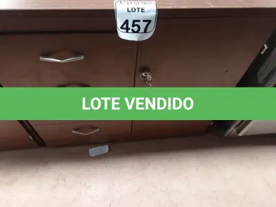 LOTE 457 - 01 ARMÁRIO BAIXO NA COR MARROM C/01 PORTA E 04 GAVETAS. (NO ESTADO) ATENÇÃO! FAZER A VISITAÇÃO ANTES DE ARREMATAR, NÃO SABEMOS SE FUNCIONA. LEILÃO NÃO TEM GARANTIA E NEM DEVOLUÇÃO, SUJEITO A POSSÍVEIS AVARIAS VISÍVEIS/OCULTAS E/OU AUSÊNCIA DE COMPONENTES.