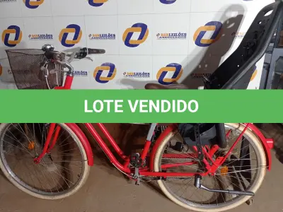 LOTE 482 - 01 BICICLETA COM FAROL E LANTERNA TRASEIRA IMPORTADA P/PASSEIO C/CADEIRA DE TRANSPORTE INFANTIL MARCA B.TWIN. (NO ESTADO) ATENÇÃO! FAZER A VISITAÇÃO ANTES DE ARREMATAR, NÃO SABEMOS SE FUNCIONA. LEILÃO NÃO TEM GARANTIA E NEM DEVOLUÇÃO, SUJEITO A POSSÍVEIS AVARIAS VISÍVEIS/OCULTAS E/OU AUSÊNCIA DE COMPONENTES.
