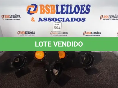 LOTE 504 - 05 LUMINÁRIAS REFLETORAS. (NO ESTADO) ATENÇÃO! FAZER A VISITAÇÃO ANTES DE ARREMATAR, NÃO SABEMOS SE FUNCIONA. LEILÃO NÃO TEM GARANTIA E NEM DEVOLUÇÃO, SUJEITO A POSSÍVEIS AVARIAS VISÍVEIS/OCULTAS E/OU AUSÊNCIA DE COMPONENTES.