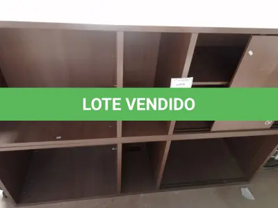 LOTE 451 - 01 ARMÁRIO BAIXO EM MADEIRA NA COR MARROM INCOMPLETO. (NO ESTADO) ATENÇÃO! FAZER A VISITAÇÃO ANTES DE ARREMATAR, NÃO SABEMOS SE FUNCIONA. LEILÃO NÃO TEM GARANTIA E NEM DEVOLUÇÃO, SUJEITO A POSSÍVEIS AVARIAS VISÍVEIS/OCULTAS E/OU AUSÊNCIA DE COMPONENTES.