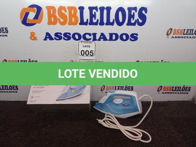 LOTE 005 - 01 FERRO A VAPOR DE PASSAR ROUPAS ELECTROLUX COR BRANCA C/ AZUL (NOVO). (NO ESTADO) ATENÇÃO! FAZER A VISITAÇÃO ANTES DE ARREMATAR, NÃO SABEMOS SE FUNCIONA. LEILÃO NÃO TEM GARANTIA E NEM DEVOLUÇÃO, SUJEITO A POSSÍVEIS AVARIAS VISÍVEIS/OCULTAS E/OU AUSÊNCIA DE COMPONENTES.