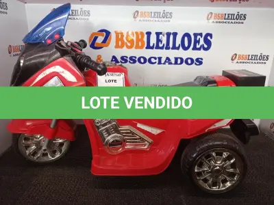 LOTE 480 - 01 TRICICLO INFANTIL ELÉTRICO. (NO ESTADO) ATENÇÃO! FAZER A VISITAÇÃO ANTES DE ARREMATAR, NÃO SABEMOS SE FUNCIONA. LEILÃO NÃO TEM GARANTIA E NEM DEVOLUÇÃO, SUJEITO A POSSÍVEIS AVARIAS VISÍVEIS/OCULTAS E/OU AUSÊNCIA DE COMPONENTES.