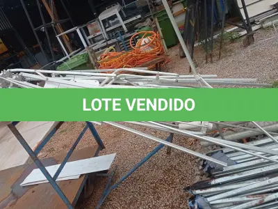 LOTE 554 - 01 OMBRELONE EM ALUMÍNIO S/LONA E C/BASE DE FERRO. (NO ESTADO) ATENÇÃO! FAZER A VISITAÇÃO ANTES DE ARREMATAR, NÃO SABEMOS SE FUNCIONA. LEILÃO NÃO TEM GARANTIA E NEM DEVOLUÇÃO, SUJEITO A POSSÍVEIS AVARIAS VISÍVEIS/OCULTAS E/OU AUSÊNCIA DE COMPONENTES.