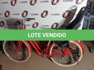 LOTE 482 - 01 BICICLETA COM FAROL E LANTERNA TRASEIRA IMPORTADA P/PASSEIO C/CADEIRA DE TRANSPORTE INFANTIL MARCA B.TWIN. (NO ESTADO) ATENÇÃO! FAZER A VISITAÇÃO ANTES DE ARREMATAR, NÃO SABEMOS SE FUNCIONA. LEILÃO NÃO TEM GARANTIA E NEM DEVOLUÇÃO, SUJEITO A POSSÍVEIS AVARIAS VISÍVEIS/OCULTAS E/OU AUSÊNCIA DE COMPONENTES.