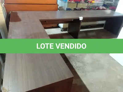 LOTE 010 - 01 MESA EM L DE CANTO EM MADEIRA. (NO ESTADO) ATENÇÃO! FAZER A VISITAÇÃO ANTES DE ARREMATAR, NÃO SABEMOS SE FUNCIONA. LEILÃO NÃO TEM GARANTIA E NEM DEVOLUÇÃO, SUJEITO A POSSÍVEIS AVARIAS VISÍVEIS/OCULTAS E/OU AUSÊNCIA DE COMPONENTES.