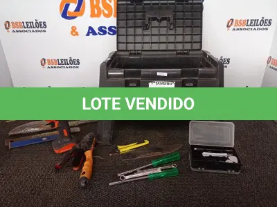 LOTE 442 - 01 CAIXA DE FERRAMENTAS COM 01 PARAFUSADEIRA MARCA BLACK DECKER E FERRAMENTAS DIVERSAS. (NO ESTADO) ATENÇÃO! FAZER A VISITAÇÃO ANTES DE ARREMATAR, NÃO SABEMOS SE FUNCIONA. LEILÃO NÃO TEM GARANTIA E NEM DEVOLUÇÃO, SUJEITO A POSSÍVEIS AVARIAS VISÍVEIS/OCULTAS E/OU AUSÊNCIA DE COMPONENTES.