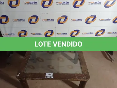 LOTE 546 - 01 MESA DE CENTRO BASE EM MADEIRA E TAMPO DE VIDRO. (NO ESTADO) ATENÇÃO! FAZER A VISITAÇÃO ANTES DE ARREMATAR, NÃO SABEMOS SE FUNCIONA. LEILÃO NÃO TEM GARANTIA E NEM DEVOLUÇÃO, SUJEITO A POSSÍVEIS AVARIAS VISÍVEIS/OCULTAS E/OU AUSÊNCIA DE COMPONENTES.