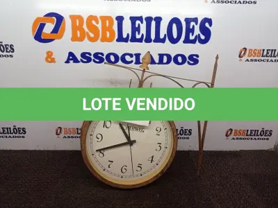 LOTE 238 - 01 RELÓGIO DE PARADE ANTIGO. (NO ESTADO) ATENÇÃO! FAZER A VISITAÇÃO ANTES DE ARREMATAR, NÃO SABEMOS SE FUNCIONA. LEILÃO NÃO TEM GARANTIA E NEM DEVOLUÇÃO, SUJEITO A POSSÍVEIS AVARIAS VISÍVEIS/OCULTAS E/OU AUSÊNCIA DE COMPONENTES.