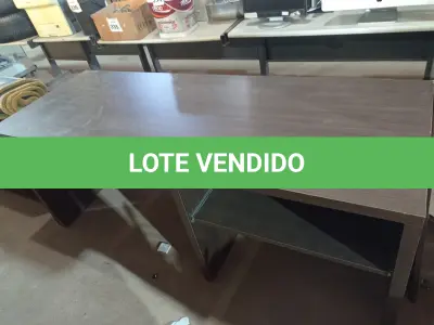 LOTE 354 - 01 MESA EM MADEIRA. (NO ESTADO) ATENÇÃO! FAZER A VISITAÇÃO ANTES DE ARREMATAR, NÃO SABEMOS SE FUNCIONA. LEILÃO NÃO TEM GARANTIA E NEM DEVOLUÇÃO, SUJEITO A POSSÍVEIS AVARIAS VISÍVEIS/OCULTAS E/OU AUSÊNCIA DE COMPONENTES.