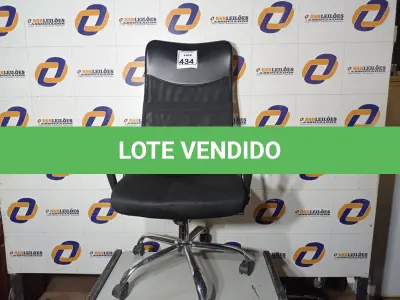 LOTE 434 - 01 CADEIRA DE ESCRITÓRIO COM ESPALDAR ALTO. (NO ESTADO) ATENÇÃO! FAZER A VISITAÇÃO ANTES DE ARREMATAR, NÃO SABEMOS SE FUNCIONA. LEILÃO NÃO TEM GARANTIA E NEM DEVOLUÇÃO, SUJEITO A POSSÍVEIS AVARIAS VISÍVEIS/OCULTAS E/OU AUSÊNCIA DE COMPONENTES.