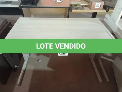 LOTE 356 - 01 MESA EM MADEIRA PARA ESCRITÓRIO. (NO ESTADO) ATENÇÃO! FAZER A VISITAÇÃO ANTES DE ARREMATAR, NÃO SABEMOS SE FUNCIONA. LEILÃO NÃO TEM GARANTIA E NEM DEVOLUÇÃO, SUJEITO A POSSÍVEIS AVARIAS VISÍVEIS/OCULTAS E/OU AUSÊNCIA DE COMPONENTES.
