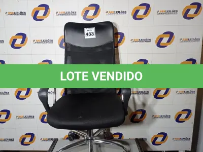 LOTE 433 - 01 CADEIRA DE ESCRITÓRIO COM ESPALDAR ALTO. (NO ESTADO) ATENÇÃO! FAZER A VISITAÇÃO ANTES DE ARREMATAR, NÃO SABEMOS SE FUNCIONA. LEILÃO NÃO TEM GARANTIA E NEM DEVOLUÇÃO, SUJEITO A POSSÍVEIS AVARIAS VISÍVEIS/OCULTAS E/OU AUSÊNCIA DE COMPONENTES.