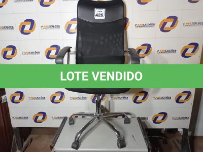 LOTE 426 - 01 CADEIRA DE ESCRITÓRIO COM ESPALDAR ALTO. (NO ESTADO) ATENÇÃO! FAZER A VISITAÇÃO ANTES DE ARREMATAR, NÃO SABEMOS SE FUNCIONA. LEILÃO NÃO TEM GARANTIA E NEM DEVOLUÇÃO, SUJEITO A POSSÍVEIS AVARIAS VISÍVEIS/OCULTAS E/OU AUSÊNCIA DE COMPONENTES.