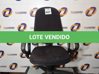 LOTE 437 - 01 CADEIRA DE ESCRITÓRIO COM ESPALDAR ALTO. (NO ESTADO) ATENÇÃO! FAZER A VISITAÇÃO ANTES DE ARREMATAR, NÃO SABEMOS SE FUNCIONA. LEILÃO NÃO TEM GARANTIA E NEM DEVOLUÇÃO, SUJEITO A POSSÍVEIS AVARIAS VISÍVEIS/OCULTAS E/OU AUSÊNCIA DE COMPONENTES.