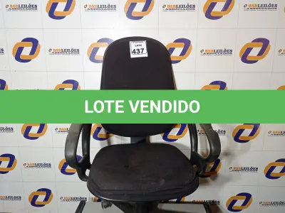LOTE 437 - 01 CADEIRA DE ESCRITÓRIO COM ESPALDAR ALTO. (NO ESTADO) ATENÇÃO! FAZER A VISITAÇÃO ANTES DE ARREMATAR, NÃO SABEMOS SE FUNCIONA. LEILÃO NÃO TEM GARANTIA E NEM DEVOLUÇÃO, SUJEITO A POSSÍVEIS AVARIAS VISÍVEIS/OCULTAS E/OU AUSÊNCIA DE COMPONENTES.