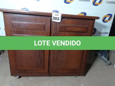 LOTE 393 - 01 ARMÁRIO EM MADEIRA COM 02 PORTAS PARA ESCRITÓRIO. (NO ESTADO) ATENÇÃO! FAZER A VISITAÇÃO ANTES DE ARREMATAR, NÃO SABEMOS SE FUNCIONA. LEILÃO NÃO TEM GARANTIA E NEM DEVOLUÇÃO, SUJEITO A POSSÍVEIS AVARIAS VISÍVEIS/OCULTAS E/OU AUSÊNCIA DE COMPONENTES.