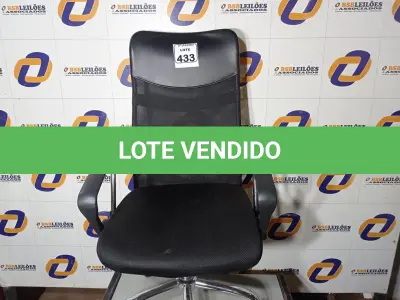 LOTE 433 - 01 CADEIRA DE ESCRITÓRIO COM ESPALDAR ALTO. (NO ESTADO) ATENÇÃO! FAZER A VISITAÇÃO ANTES DE ARREMATAR, NÃO SABEMOS SE FUNCIONA. LEILÃO NÃO TEM GARANTIA E NEM DEVOLUÇÃO, SUJEITO A POSSÍVEIS AVARIAS VISÍVEIS/OCULTAS E/OU AUSÊNCIA DE COMPONENTES.