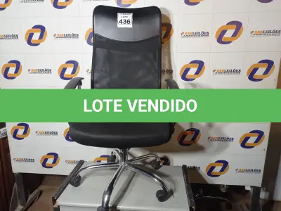 LOTE 436 - 01 CADEIRA DE ESCRITÓRIO COM ESPALDAR ALTO. (NO ESTADO) ATENÇÃO! FAZER A VISITAÇÃO ANTES DE ARREMATAR, NÃO SABEMOS SE FUNCIONA. LEILÃO NÃO TEM GARANTIA E NEM DEVOLUÇÃO, SUJEITO A POSSÍVEIS AVARIAS VISÍVEIS/OCULTAS E/OU AUSÊNCIA DE COMPONENTES.