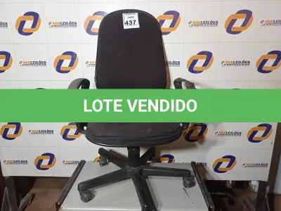 LOTE 437 - 01 CADEIRA DE ESCRITÓRIO COM ESPALDAR ALTO. (NO ESTADO) ATENÇÃO! FAZER A VISITAÇÃO ANTES DE ARREMATAR, NÃO SABEMOS SE FUNCIONA. LEILÃO NÃO TEM GARANTIA E NEM DEVOLUÇÃO, SUJEITO A POSSÍVEIS AVARIAS VISÍVEIS/OCULTAS E/OU AUSÊNCIA DE COMPONENTES.