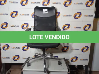 LOTE 433 - 01 CADEIRA DE ESCRITÓRIO COM ESPALDAR ALTO. (NO ESTADO) ATENÇÃO! FAZER A VISITAÇÃO ANTES DE ARREMATAR, NÃO SABEMOS SE FUNCIONA. LEILÃO NÃO TEM GARANTIA E NEM DEVOLUÇÃO, SUJEITO A POSSÍVEIS AVARIAS VISÍVEIS/OCULTAS E/OU AUSÊNCIA DE COMPONENTES.