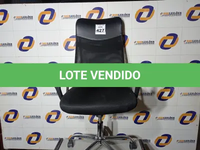 LOTE 427 - 01 CADEIRA DE ESCRITÓRIO COM ESPALDAR ALTO. (NO ESTADO) ATENÇÃO! FAZER A VISITAÇÃO ANTES DE ARREMATAR, NÃO SABEMOS SE FUNCIONA. LEILÃO NÃO TEM GARANTIA E NEM DEVOLUÇÃO, SUJEITO A POSSÍVEIS AVARIAS VISÍVEIS/OCULTAS E/OU AUSÊNCIA DE COMPONENTES.