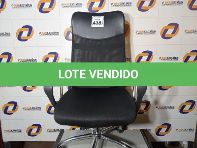 LOTE 438 - 01 CADEIRA DE ESCRITÓRIO COM ESPALDAR ALTO. (NO ESTADO) ATENÇÃO! FAZER A VISITAÇÃO ANTES DE ARREMATAR, NÃO SABEMOS SE FUNCIONA. LEILÃO NÃO TEM GARANTIA E NEM DEVOLUÇÃO, SUJEITO A POSSÍVEIS AVARIAS VISÍVEIS/OCULTAS E/OU AUSÊNCIA DE COMPONENTES.