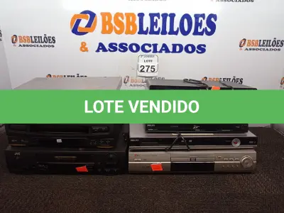LOTE 275 - 01 LOTE COM DVD’S E VHS DIVERSOS. (NO ESTADO) ATENÇÃO! FAZER A VISITAÇÃO ANTES DE ARREMATAR, NÃO SABEMOS SE FUNCIONA. LEILÃO NÃO TEM GARANTIA E NEM DEVOLUÇÃO, SUJEITO A POSSÍVEIS AVARIAS VISÍVEIS/OCULTAS E/OU AUSÊNCIA DE COMPONENTES.
