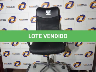 LOTE 427 - 01 CADEIRA DE ESCRITÓRIO COM ESPALDAR ALTO. (NO ESTADO) ATENÇÃO! FAZER A VISITAÇÃO ANTES DE ARREMATAR, NÃO SABEMOS SE FUNCIONA. LEILÃO NÃO TEM GARANTIA E NEM DEVOLUÇÃO, SUJEITO A POSSÍVEIS AVARIAS VISÍVEIS/OCULTAS E/OU AUSÊNCIA DE COMPONENTES.